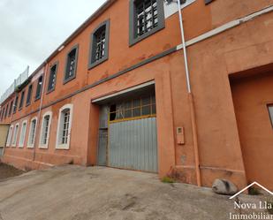Vista exterior de Nau industrial en venda en Ripoll