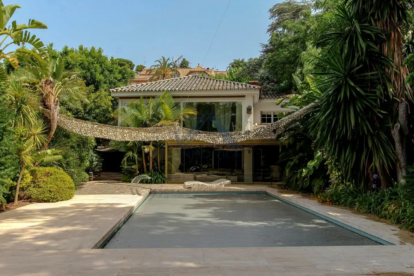 Casa con piscina en venta en De Les Monges