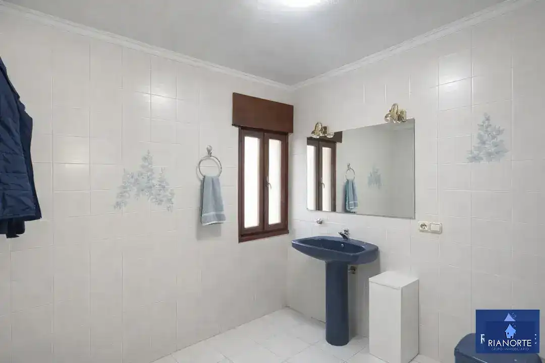 Bathroom of Houses for sale in Gozón  with Heating, Private garden and Storage room