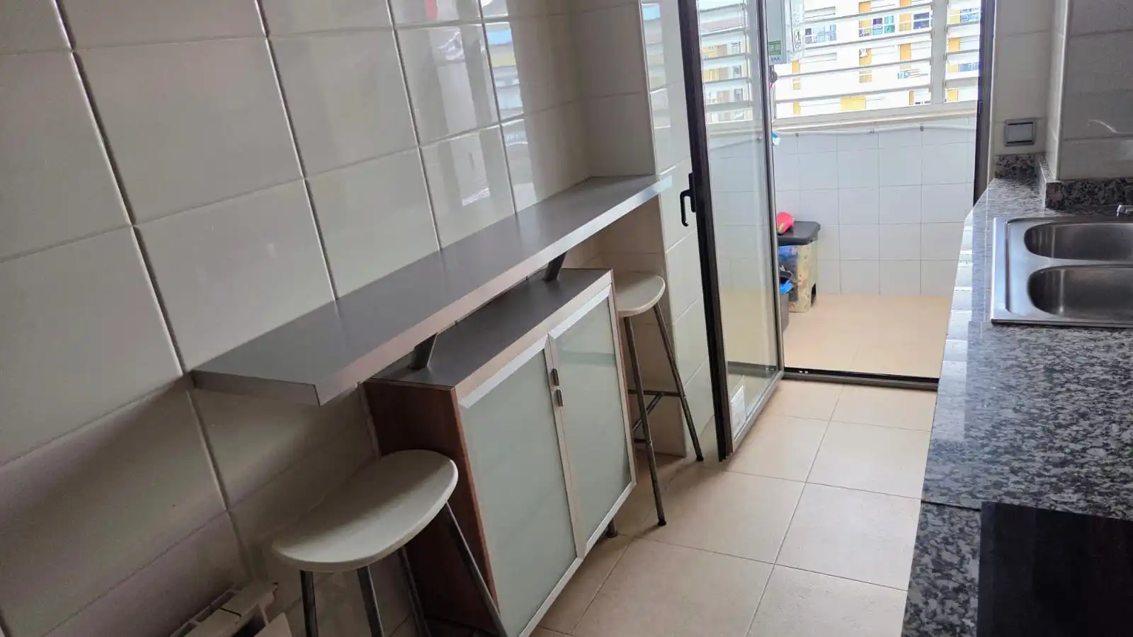 Cuina de Àtic de lloguer en Girona amb Calefacció, Terrassa i Moblat