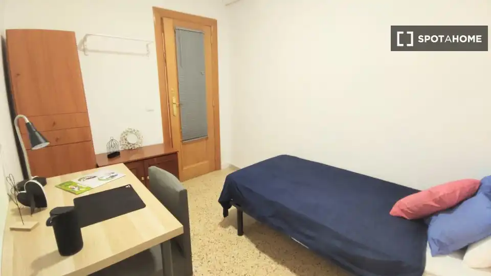 Dormitori de Pis de lloguer en Burjassot amb Aire condicionat, Calefacció i Moblat