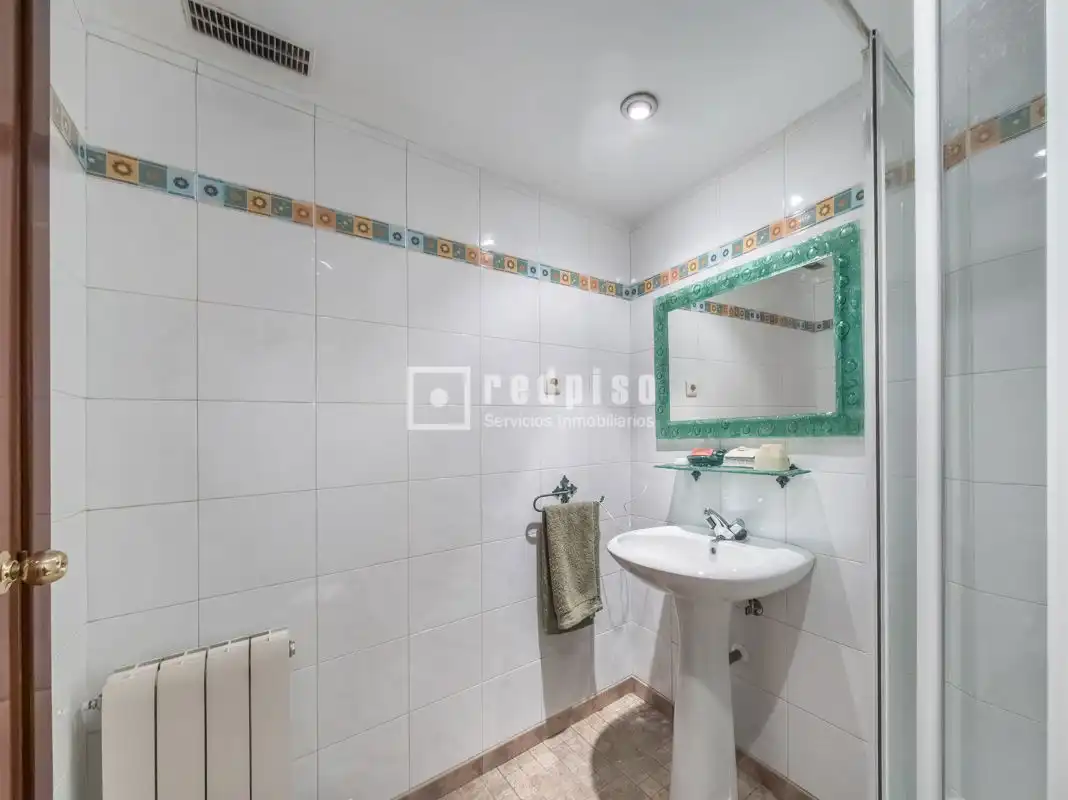 Bathroom of Flat for sale in Madrid  with Heating, Private garden and Parquet flooring