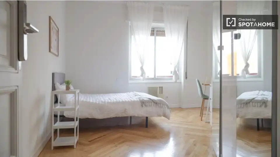 Bedroom of Flat for share in Barrio de Salamanca