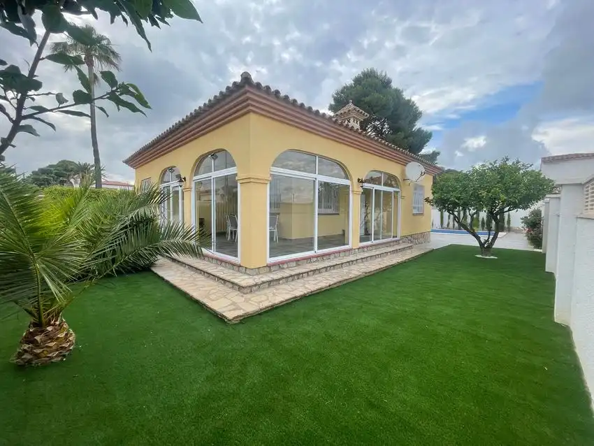 House with pool for sale in Miami Platja
