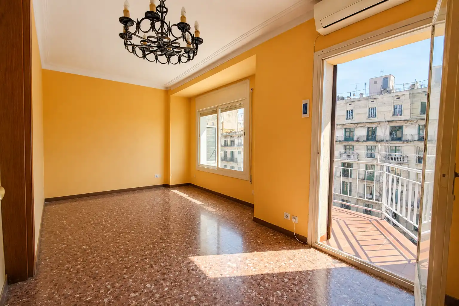 Sala de estar de Piso en venta en Barcelona con Aire acondicionado y Balcón