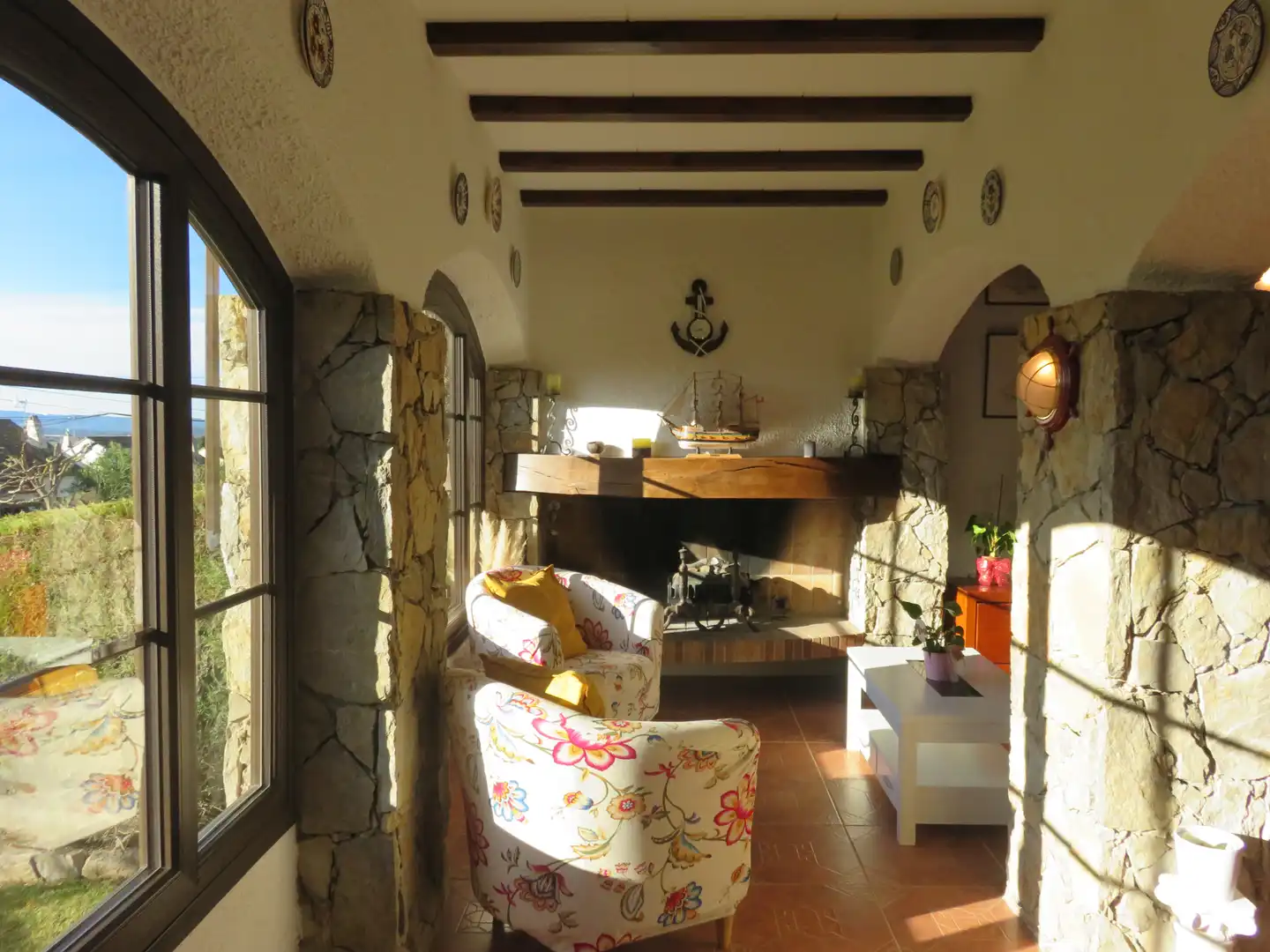 Sala de estar de Casa adosada en venta en L'Estartit con Aire acondicionado, Calefacción y Jardín privado
