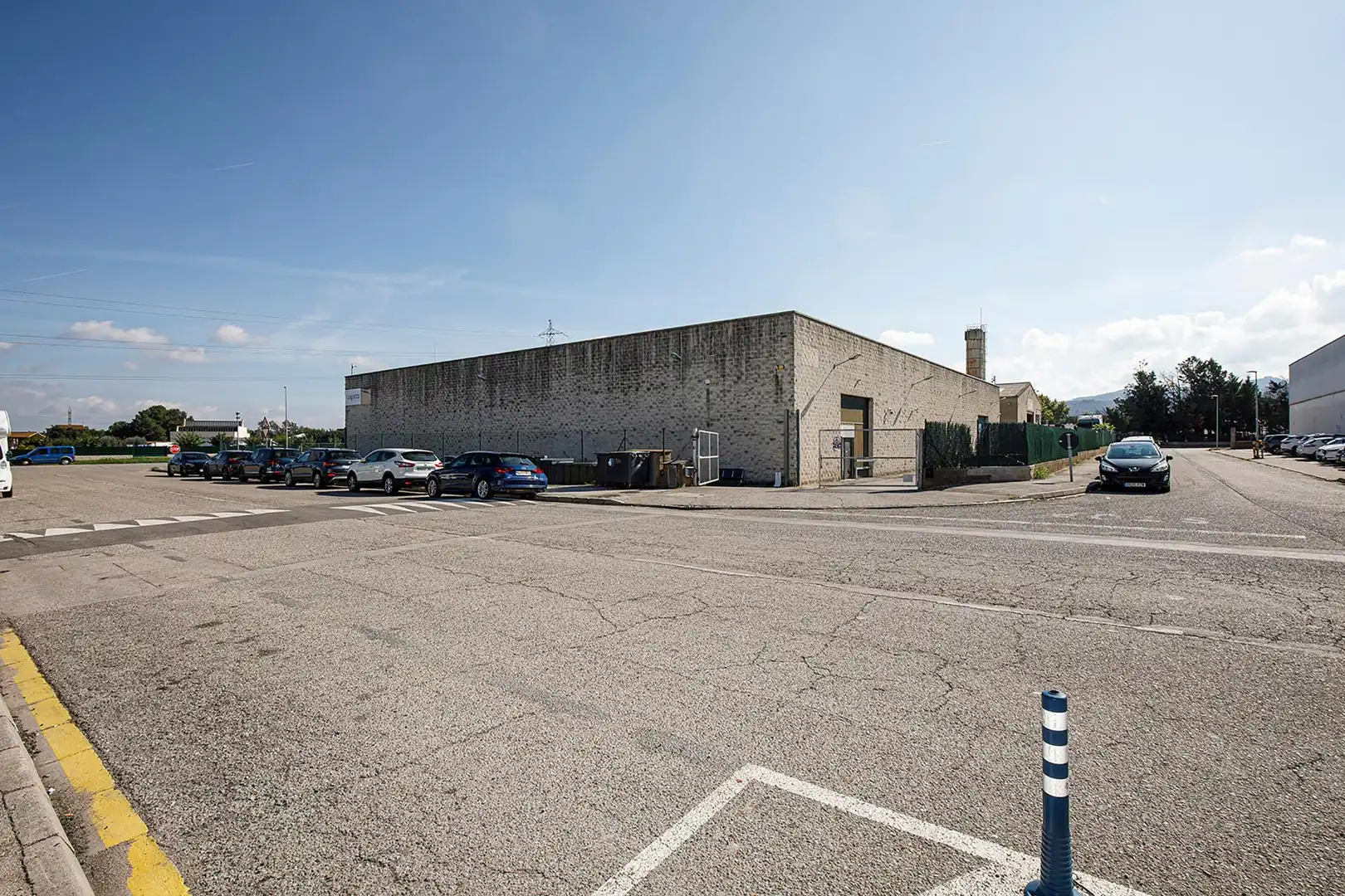 Vista exterior de Nave industrial en venta en Celrà, Girona