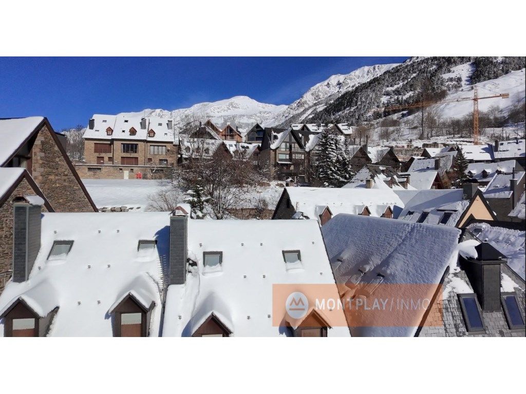 Exterior view of Single-family semi-detached for sale in Naut Aran