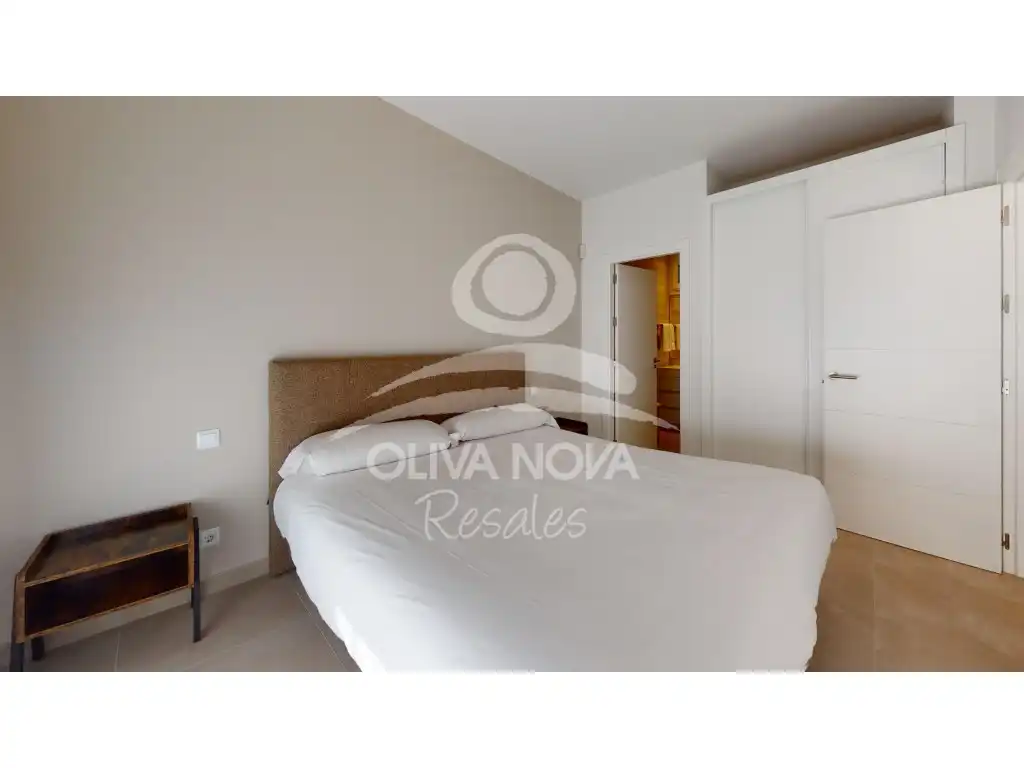 Dormitori de Apartament en venda en Oliva amb Aire condicionat, Jardí privat i Piscina