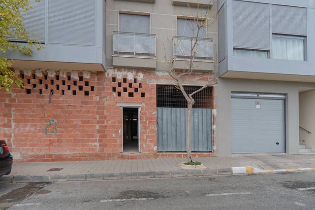 Local comercial en Venta en C/ Pintor Juan Albert en Yecla