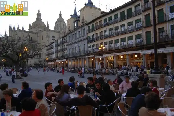 Vista exterior de Casa adosada en venda en Palazuelos de Eresma amb Calefacció, Jardí privat i Terrassa