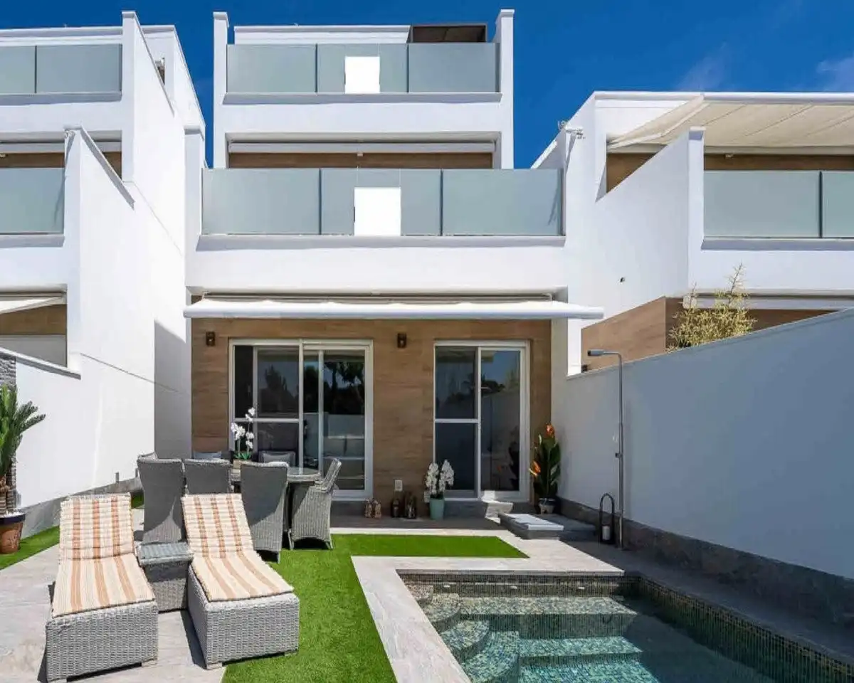 Vista exterior de Casa o chalet en venta en San Pedro del Pinatar con Aire acondicionado, Jardín privado y Terraza