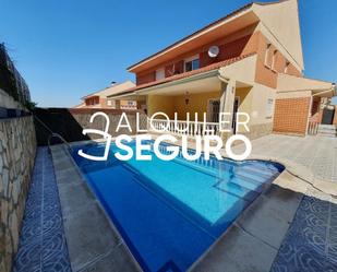 Vista exterior de Casa o xalet de lloguer en Batres amb Calefacció, Terrassa i Piscina