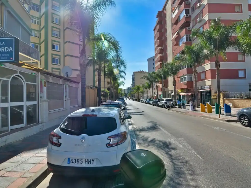 Vista exterior de Local en venda en Fuengirola amb Aire condicionat