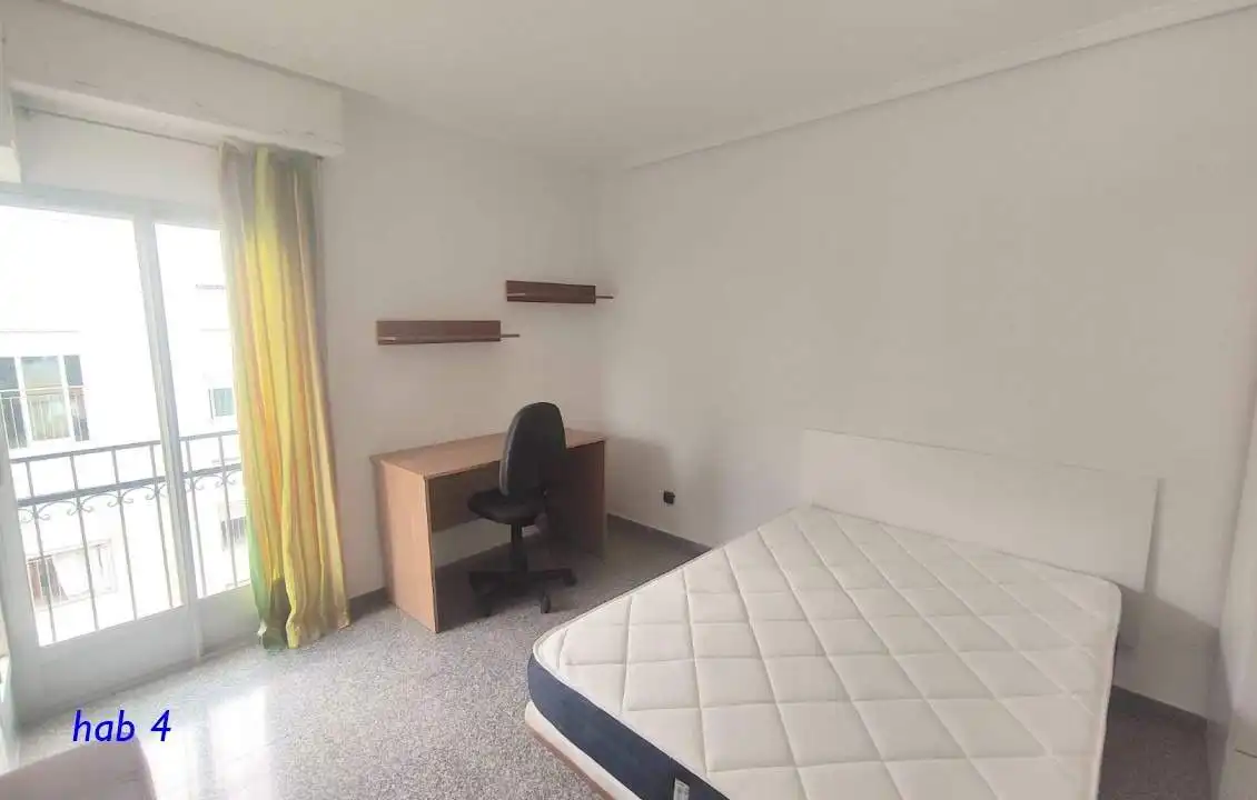 Bedroom of Flat for share in Elche / Elx