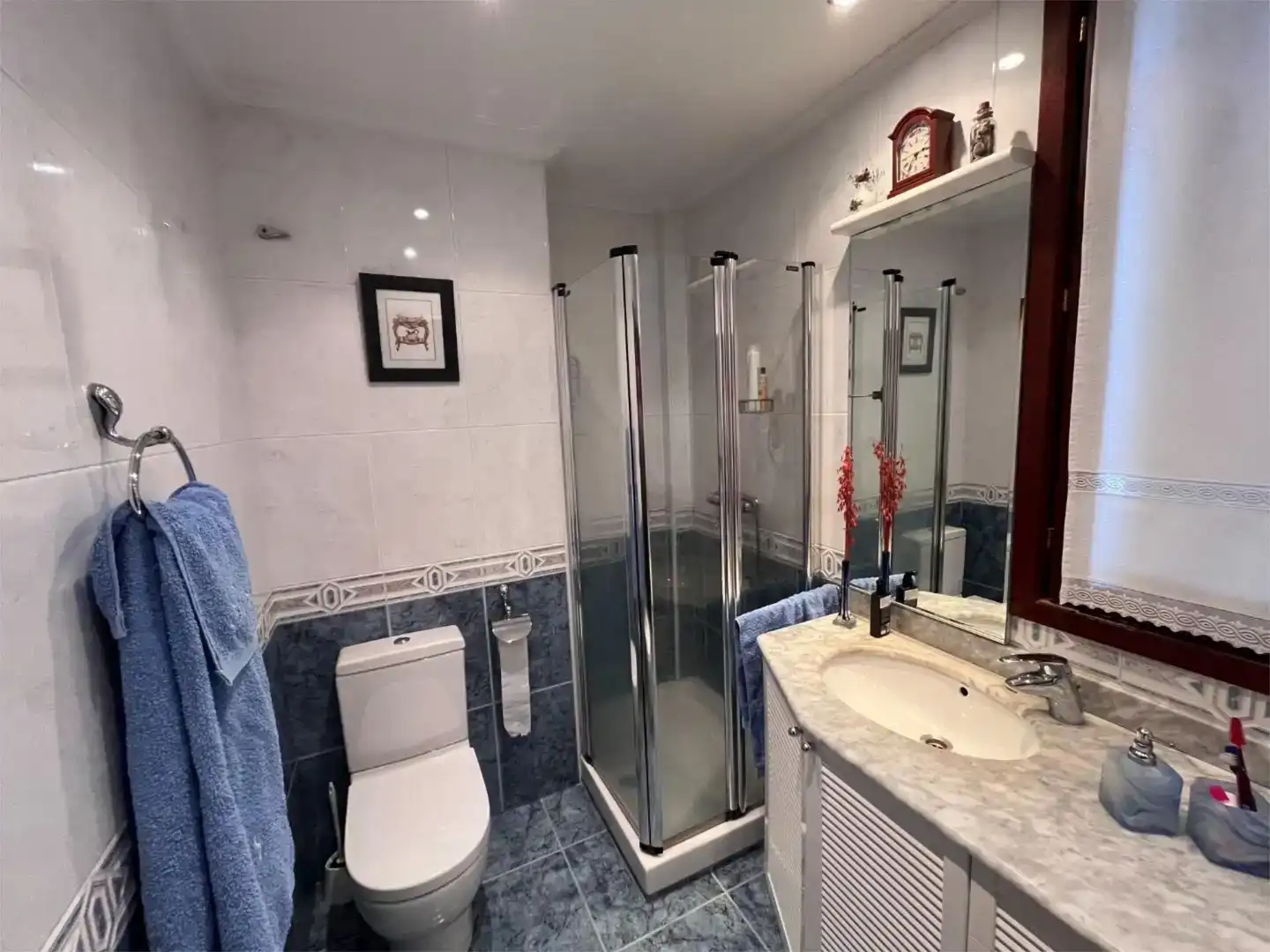 Badezimmer von Wohnung zum Verkauf in Basauri  mit Privatgarten, Parkett und Möbliert