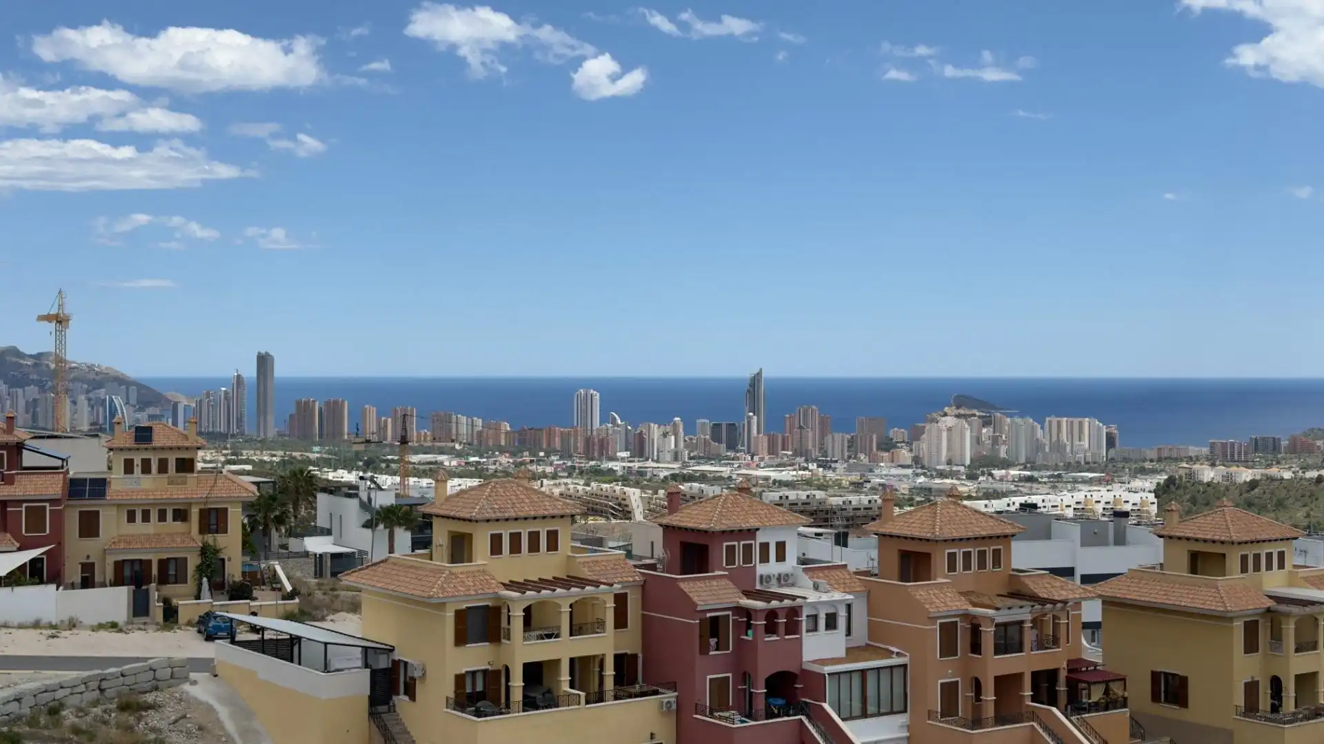 Vista exterior de Casa o xalet de lloguer en Finestrat amb Aire condicionat i Moblat