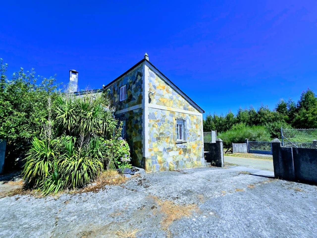 Vista exterior de Casa o xalet en venda en Friol amb Calefacció, Terrassa i Moblat