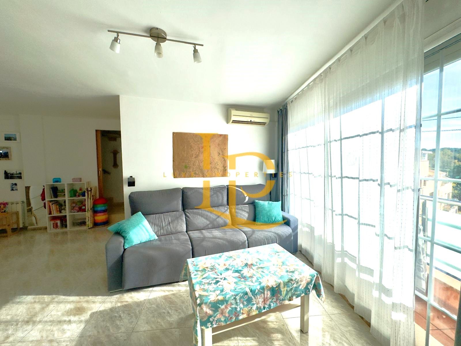 Living room of Single-family semi-detached for sale in Rubí  with Air Conditioner, Heating and Terrace