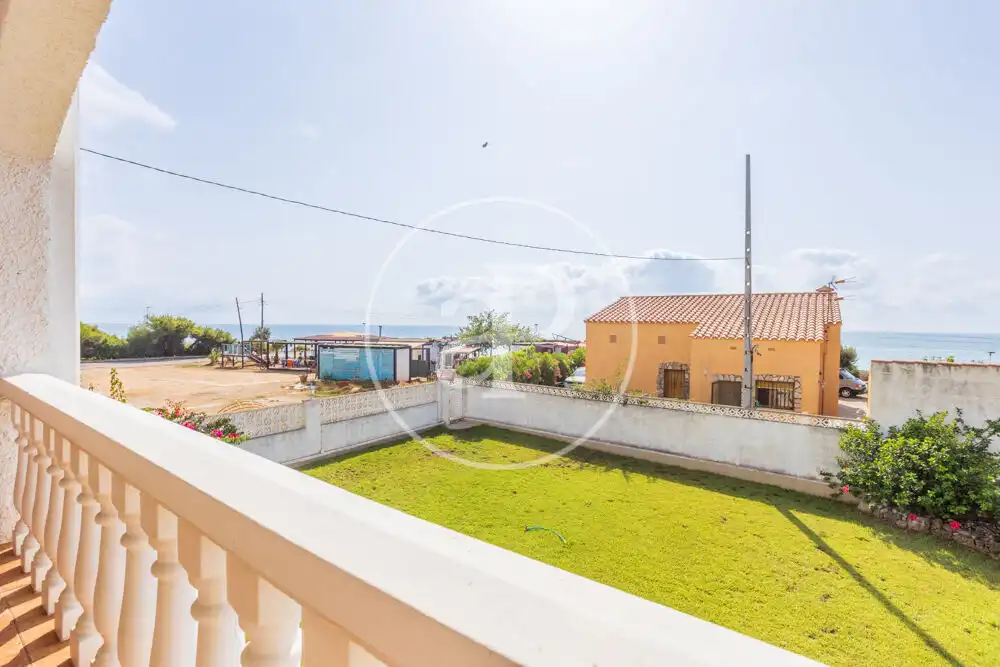 Vista exterior de Casa adosada en venda en Alcalà de Xivert amb Calefacció, Jardí privat i Terrassa