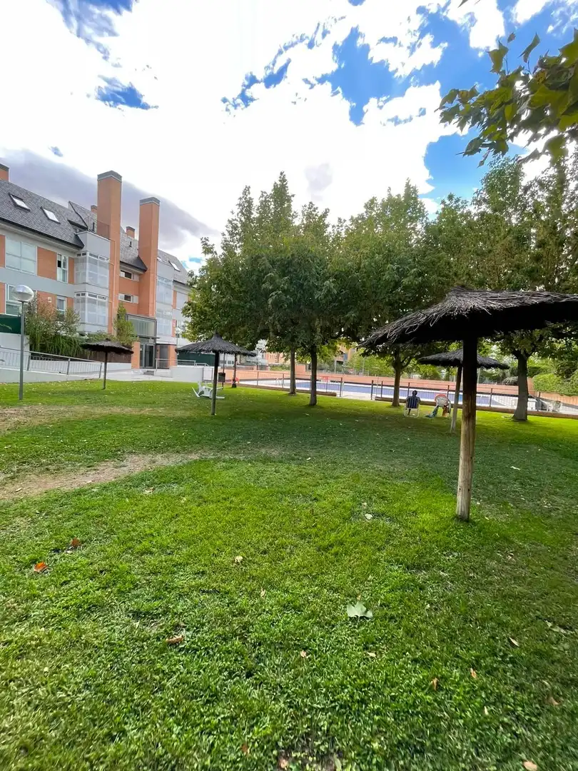 Außenansicht von Wohnung zur Miete in Las Rozas de Madrid mit Klimaanlage, Heizung und Terrasse