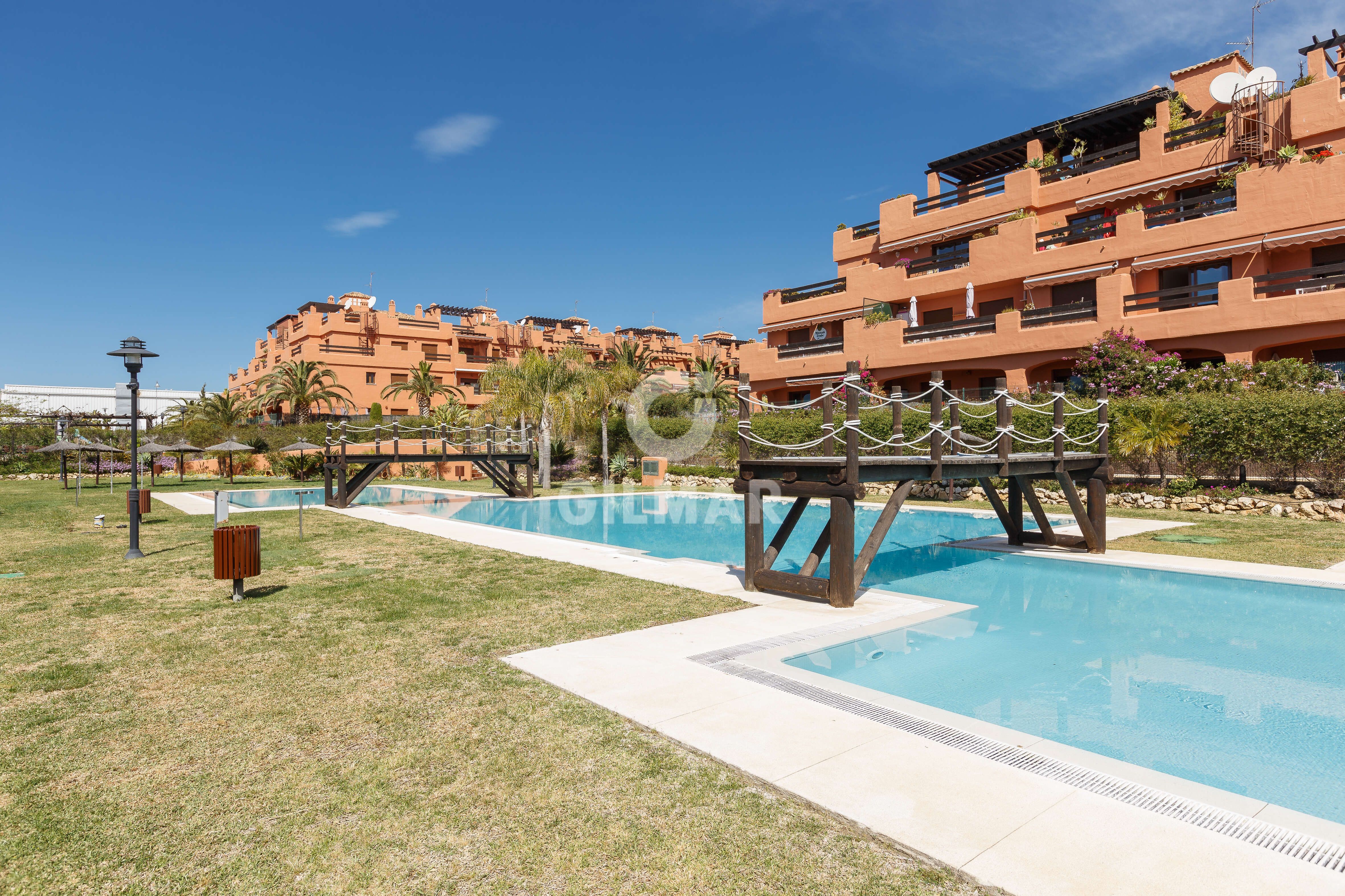 Vista exterior de Àtic en venda en Estepona amb Calefacció, Traster i Piscina