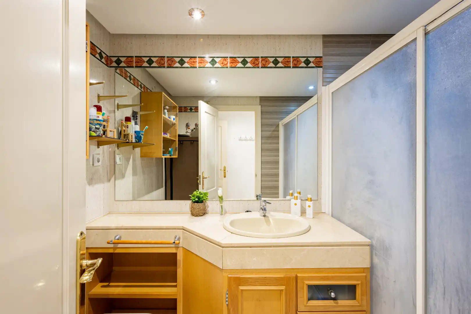 Badezimmer von Wohnungen zum Verkauf in Marbella mit Klimaanlage, Terrasse und Möbliert