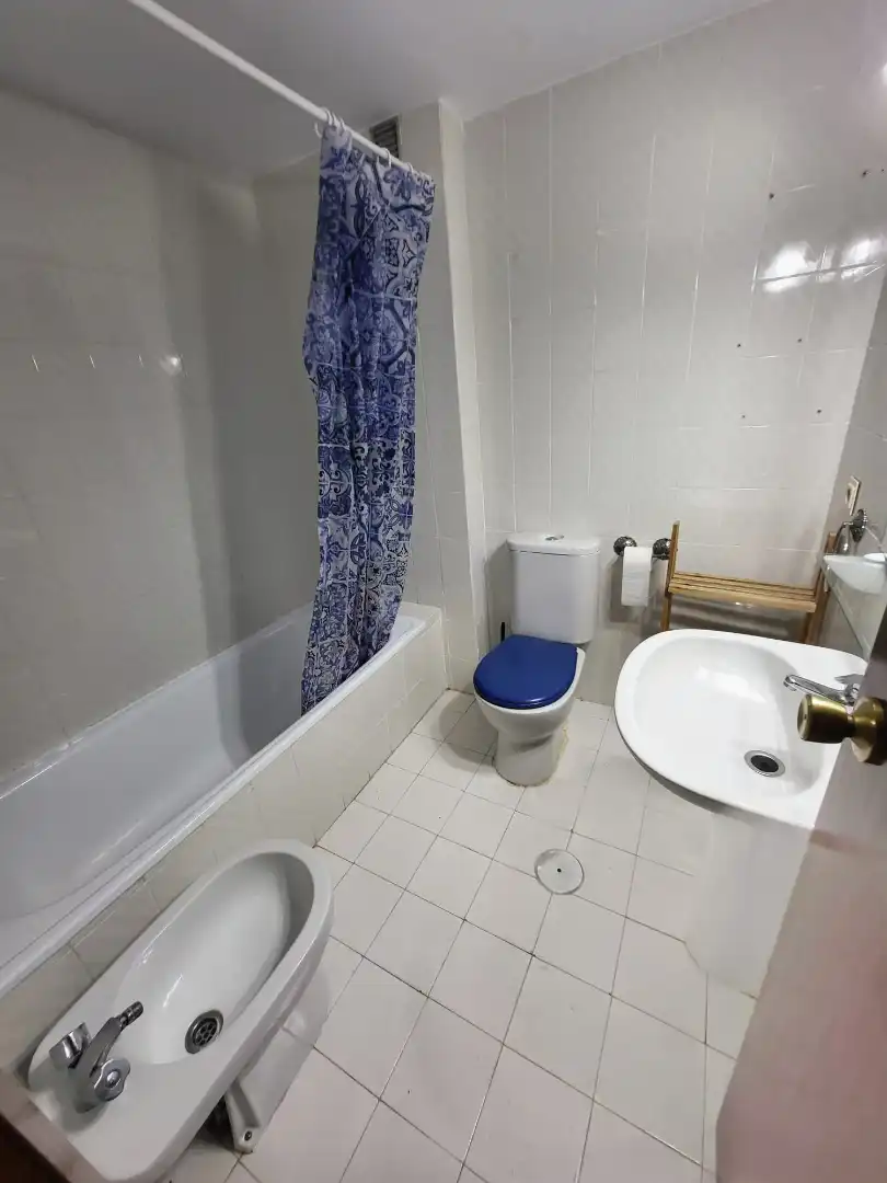Baño de Apartamento de alquiler en Cáceres con Aire acondicionado, Terraza y Amueblado