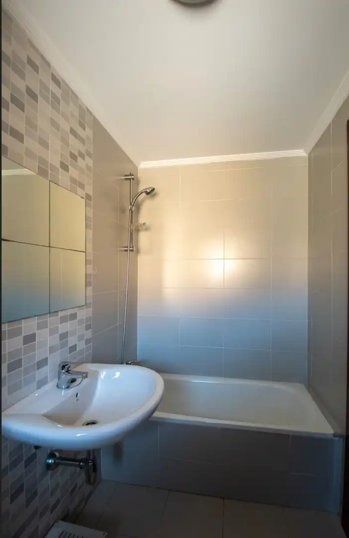 Badezimmer von Wohnung zum Verkauf in Avilés mit Heizung, Parkett und Abstellraum