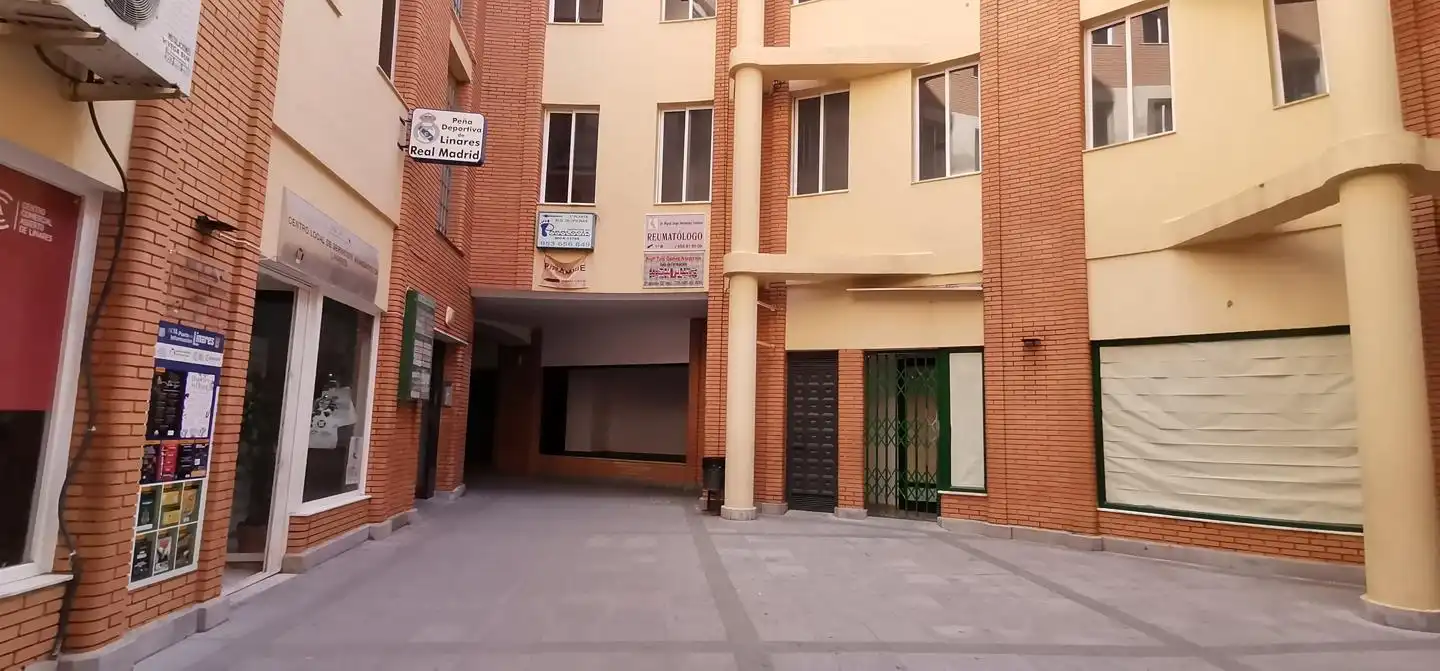 Außenansicht von Büro zum Verkauf in Linares