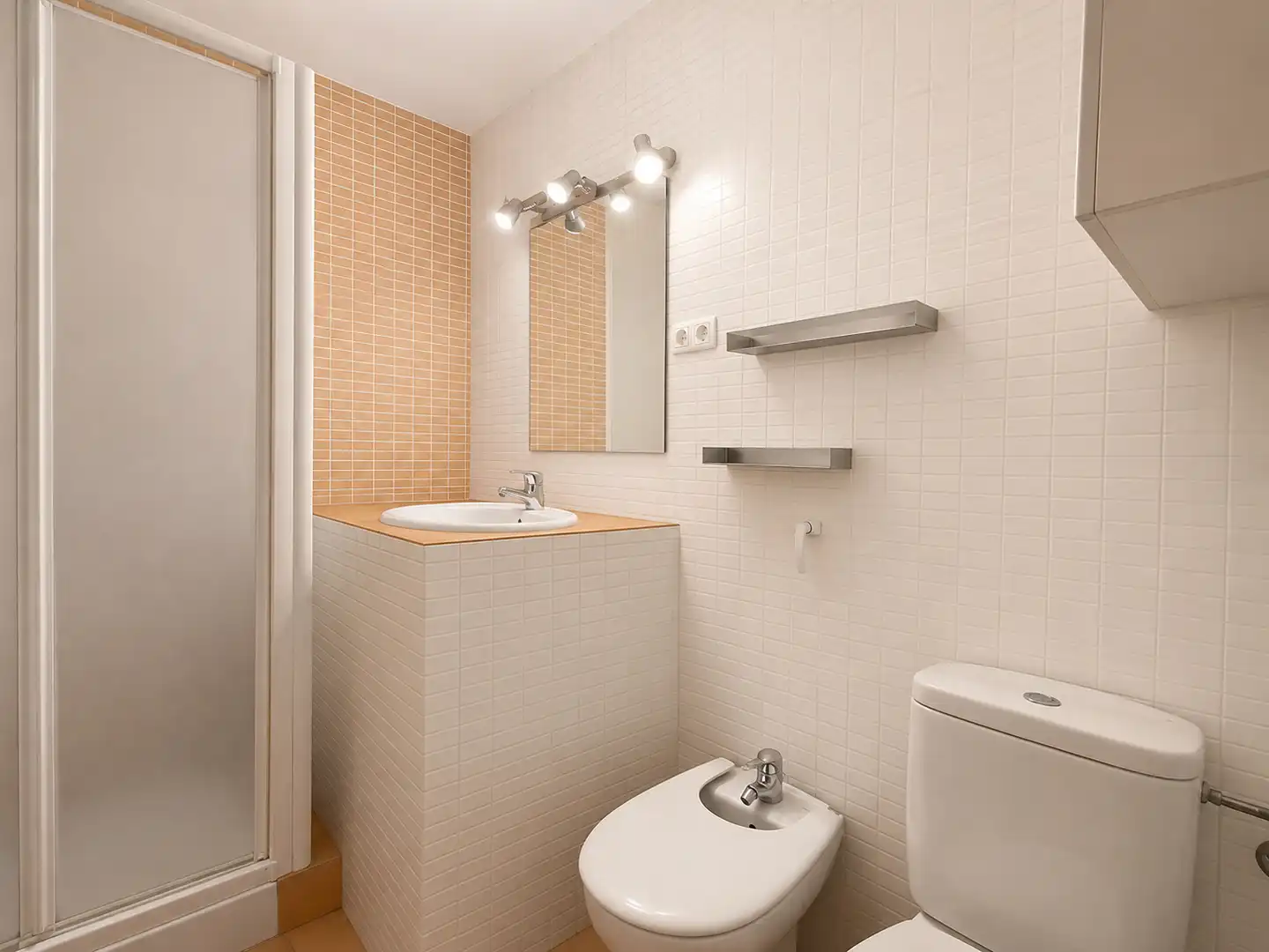 Badezimmer von Maisonette zum Verkauf in Barcelona mit Klimaanlage und Heizung