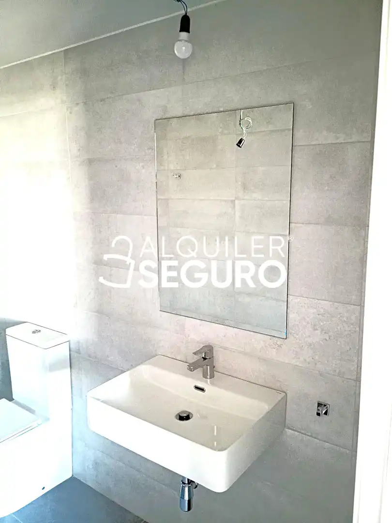 Baño de Piso de alquiler en Valladolid con Calefacción, Terraza y Trastero