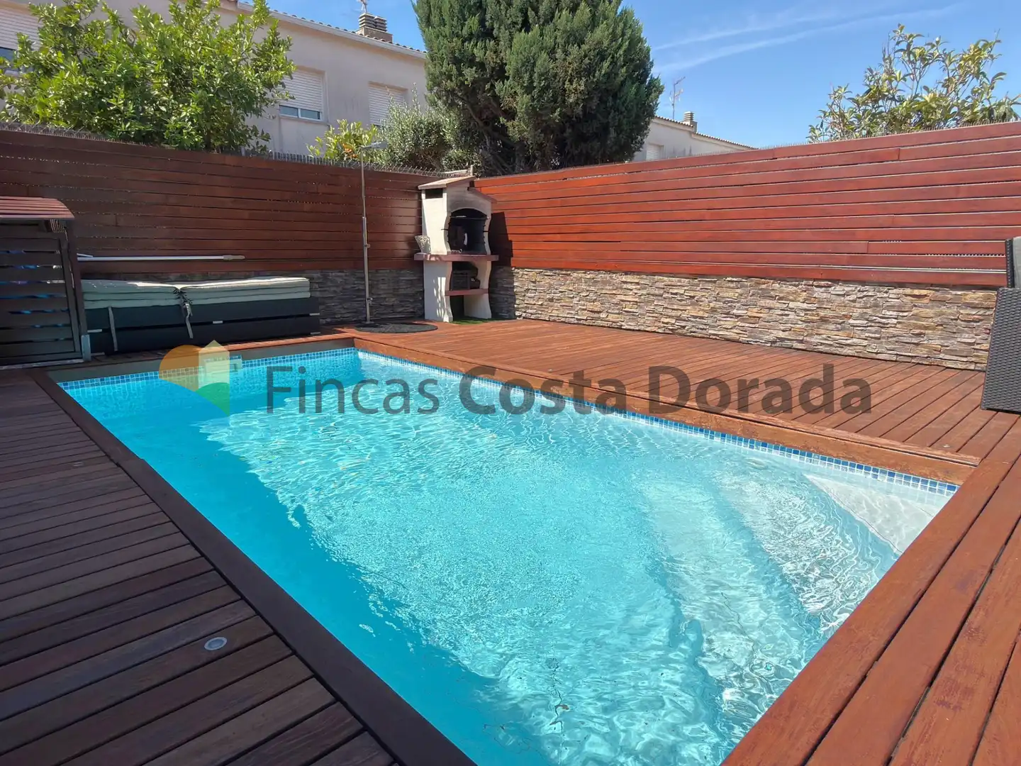Piscina de Casa adosada en venda en Cubelles amb Aire condicionat, Calefacció i Jardí privat
