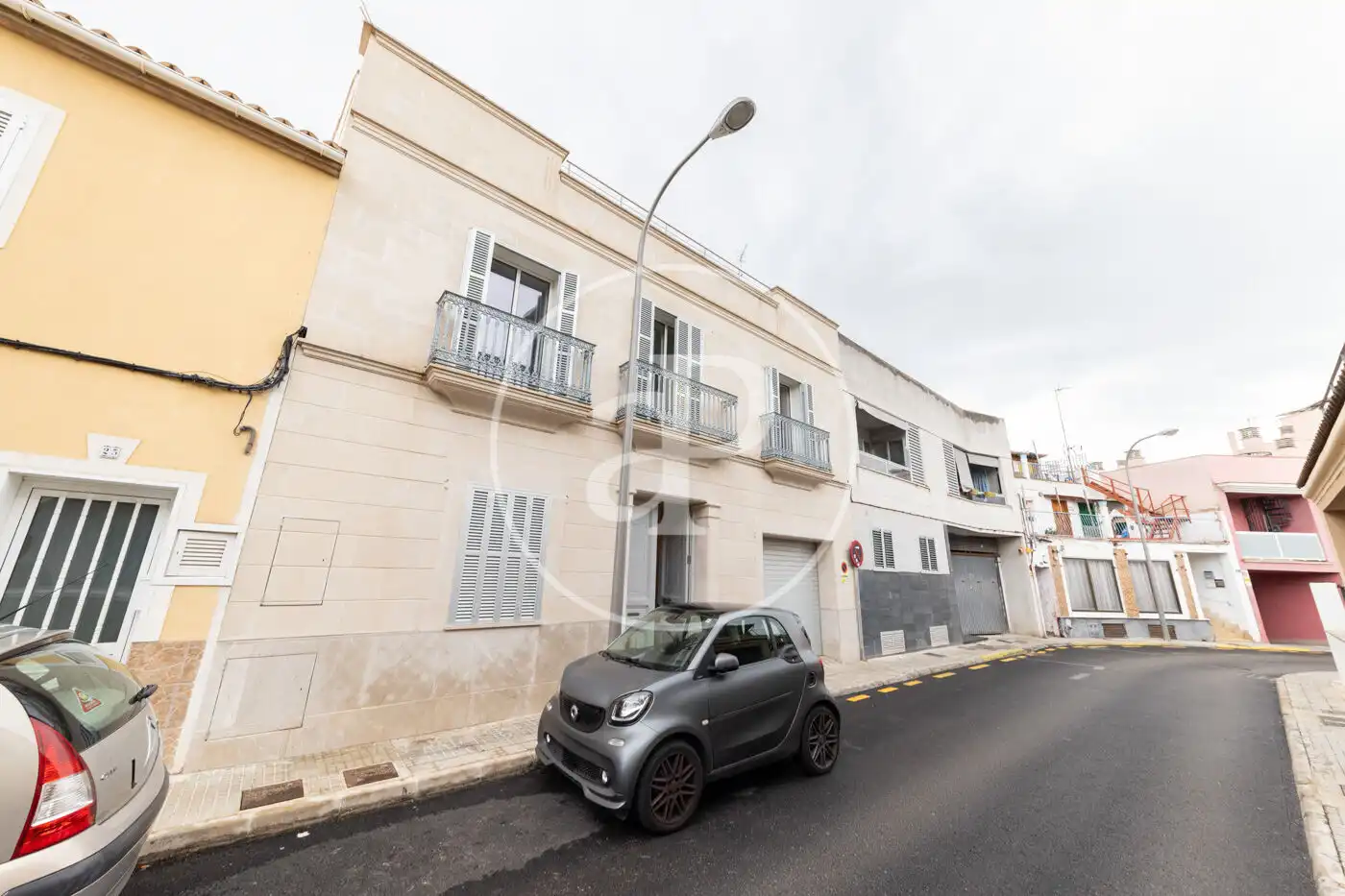 Außenansicht von Einfamilien-Reihenhaus zum Verkauf in  Palma de Mallorca mit Klimaanlage, Heizung und Privatgarten