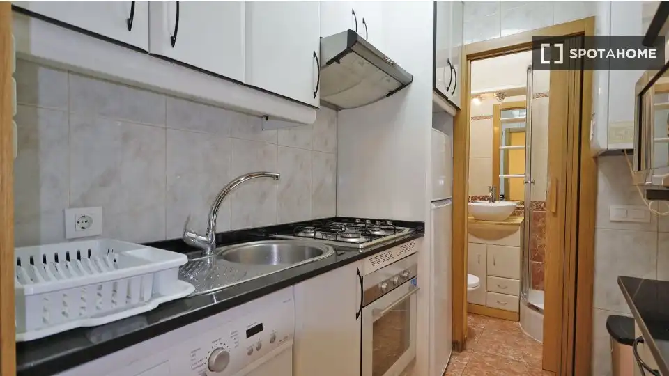 Cuina de Apartament per a compartir en Madrid amb Aire condicionat, Calefacció i Terrassa
