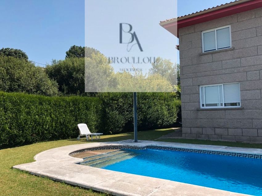 Piscina de Casa o xalet en venda en Vigo  amb Calefacció, Jardí privat i Traster