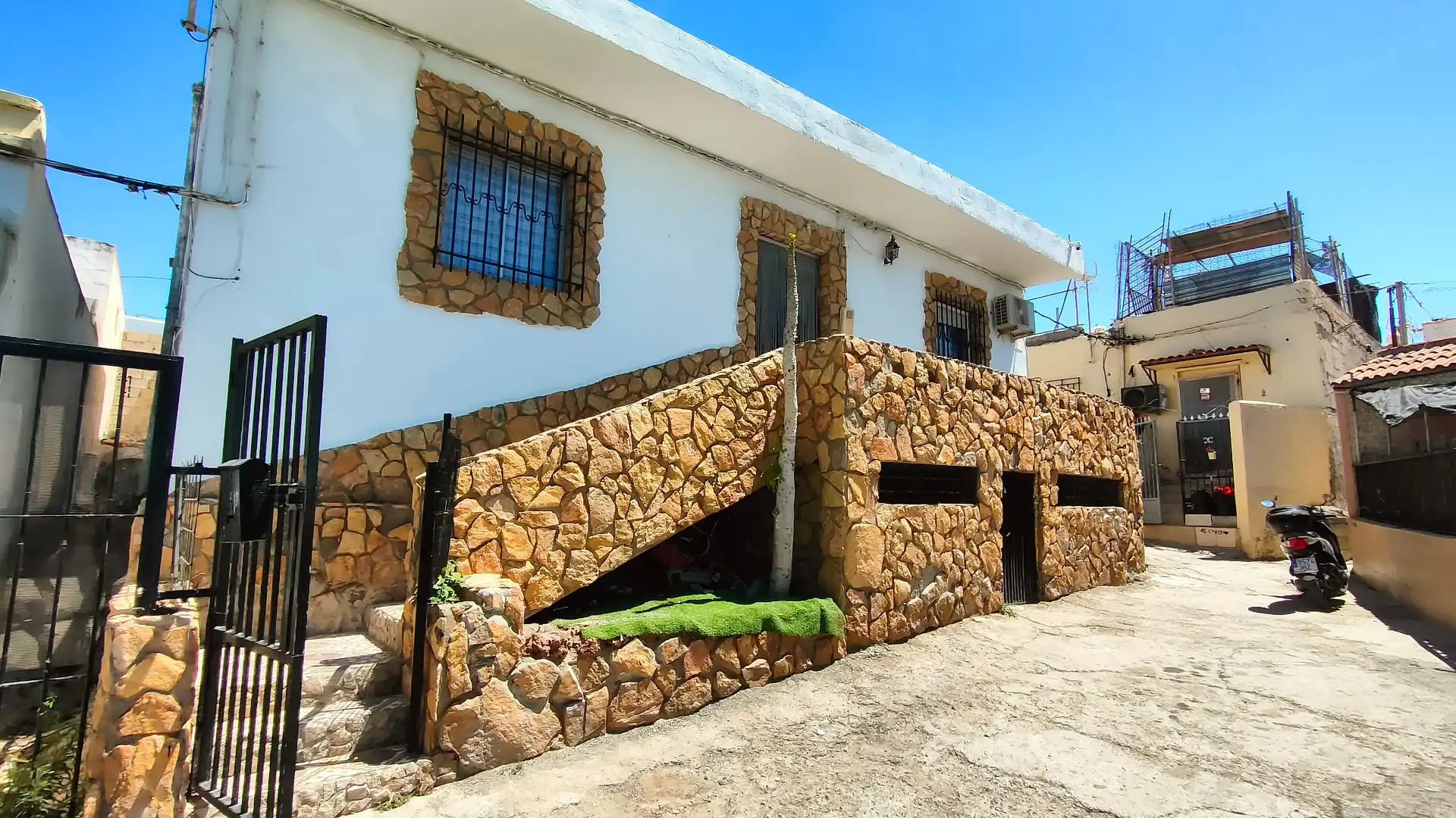 Vista exterior de Casa adosada en venda en El Ejido amb Aire condicionat, Moblat i Forn