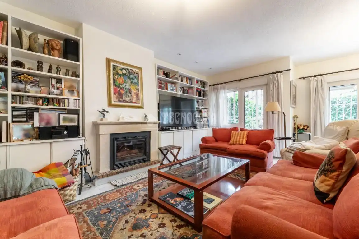 Sala de estar de Casa adosada en venta en Torrelodones con Calefacción, Jardín privado y Terraza