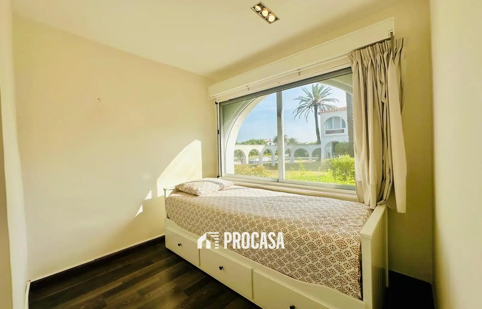 Schlafzimmer von Wohnung zum Verkauf in Empuriabrava mit Klimaanlage, Heizung und Terrasse