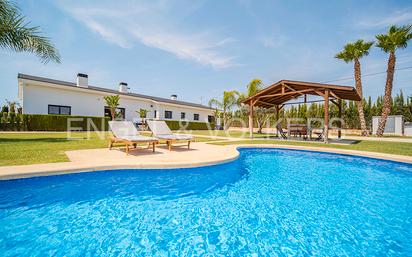 Vista exterior de Casa o xalet en venda en Elche / Elx amb Aire condicionat, Terrassa i Piscina