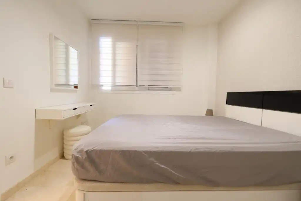 Habitación de Apartamento de alquiler en Torrevieja con Aire acondicionado, Calefacción y Jardín privado
