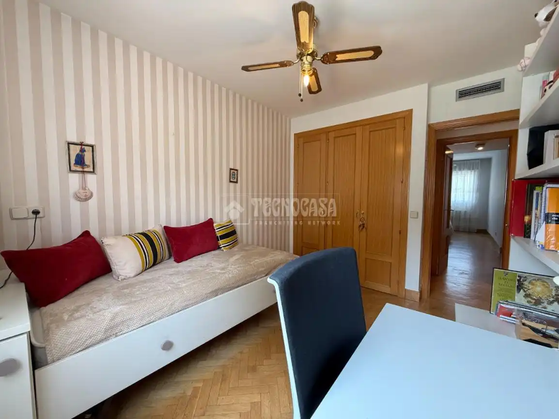 Bedroom of Flat for sale in Madrid  with Heating, Private garden and Parquet flooring