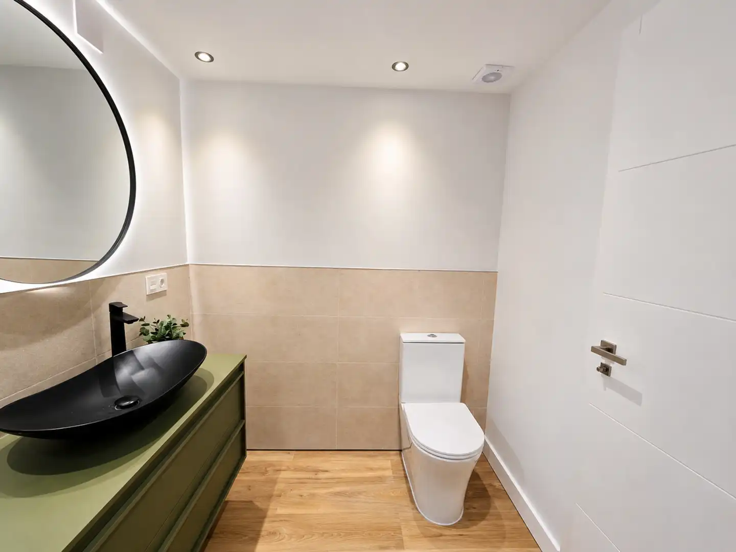Badezimmer von Wohnung zum Verkauf in Manilva mit Klimaanlage, Terrasse und Möbliert