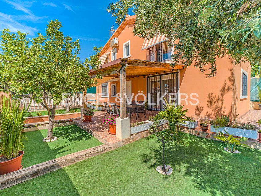 Exterior view of House or chalet for sale in Mutxamel  with Air Conditioner, Heating and Private garden