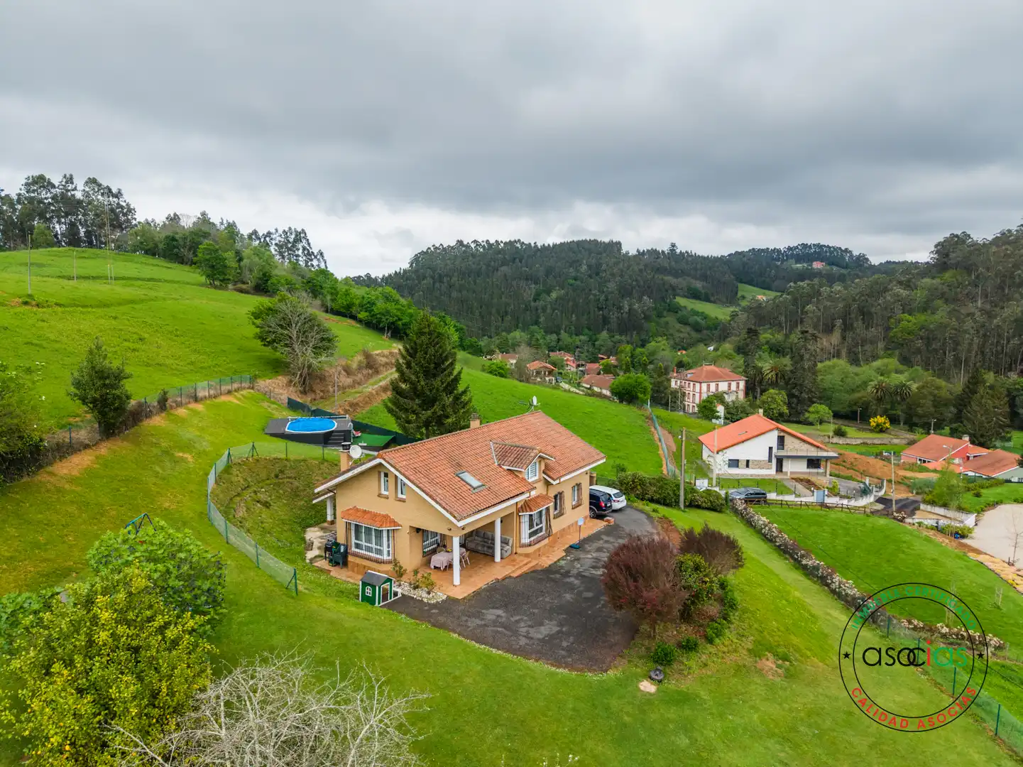 Vista exterior de Casa o xalet en venda en Soto del Barco amb Calefacció, Jardí privat i Terrassa