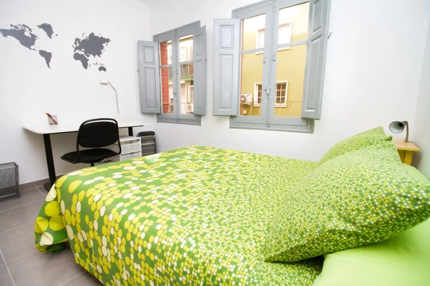 Dormitori de Apartament de lloguer en Málaga amb Moblat, Rentadora i Microones