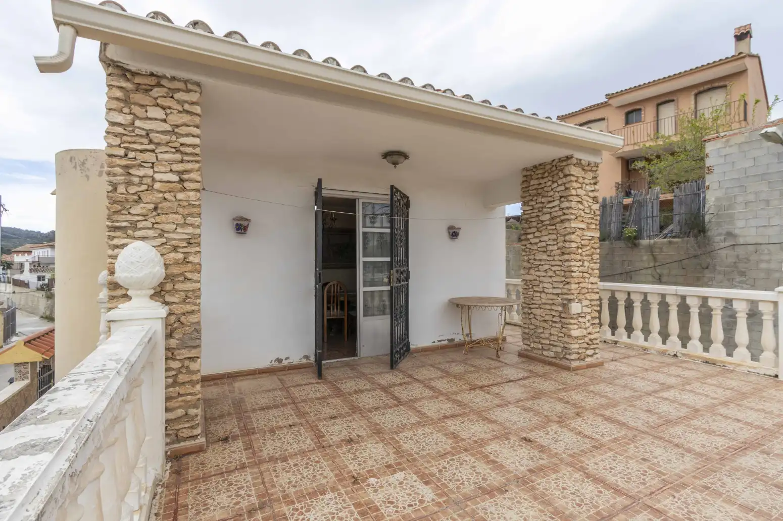 Vista exterior de Casa o chalet en venta en Calles con Jardín privado, Terraza y Piscina