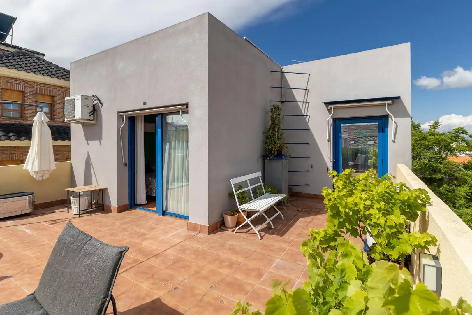 Terrassa de Casa o xalet en venda en Madrid amb Aire condicionat, Calefacció i Jardí privat