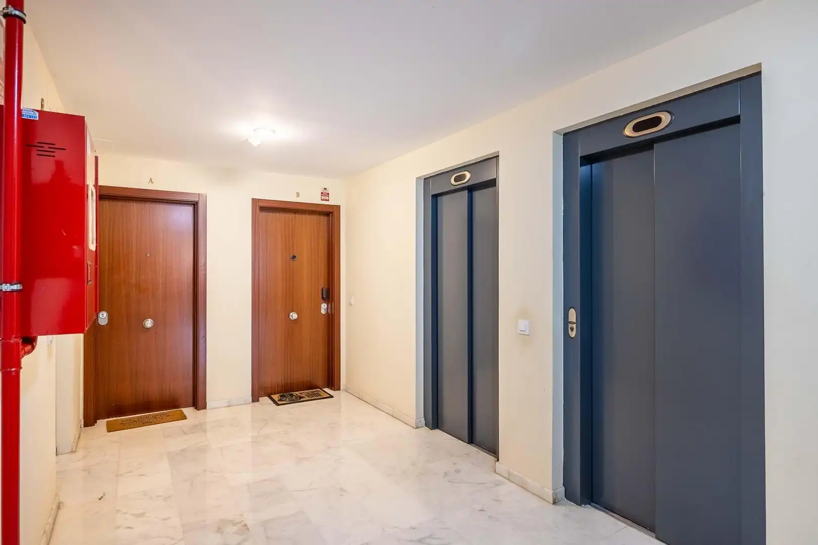 Wohnung zum Verkauf in Dos Hermanas mit Klimaanlage, Terrasse und Abstellraum