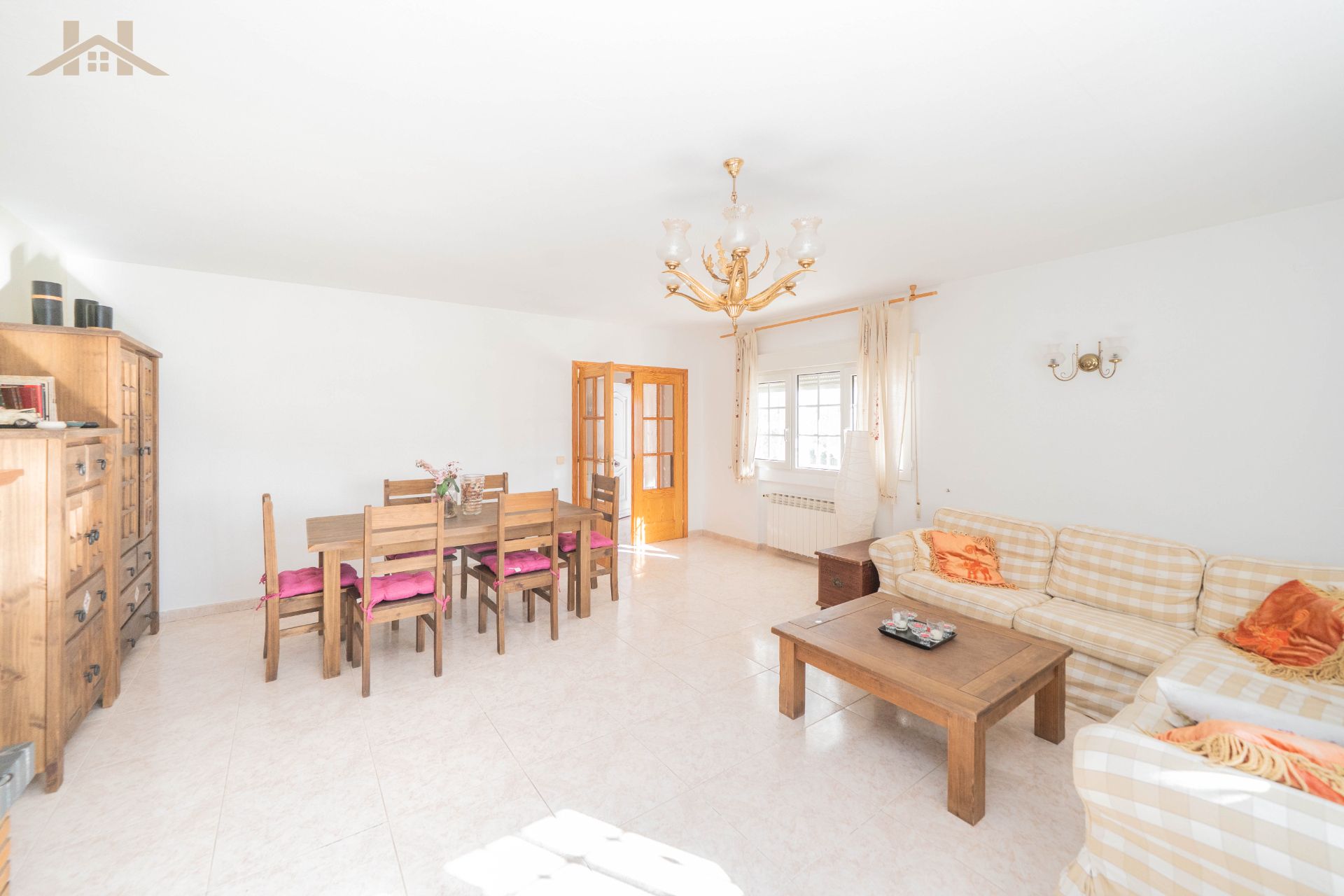 Sala d'estar de Casa o xalet en venda en Santa María de la Alameda amb Calefacció